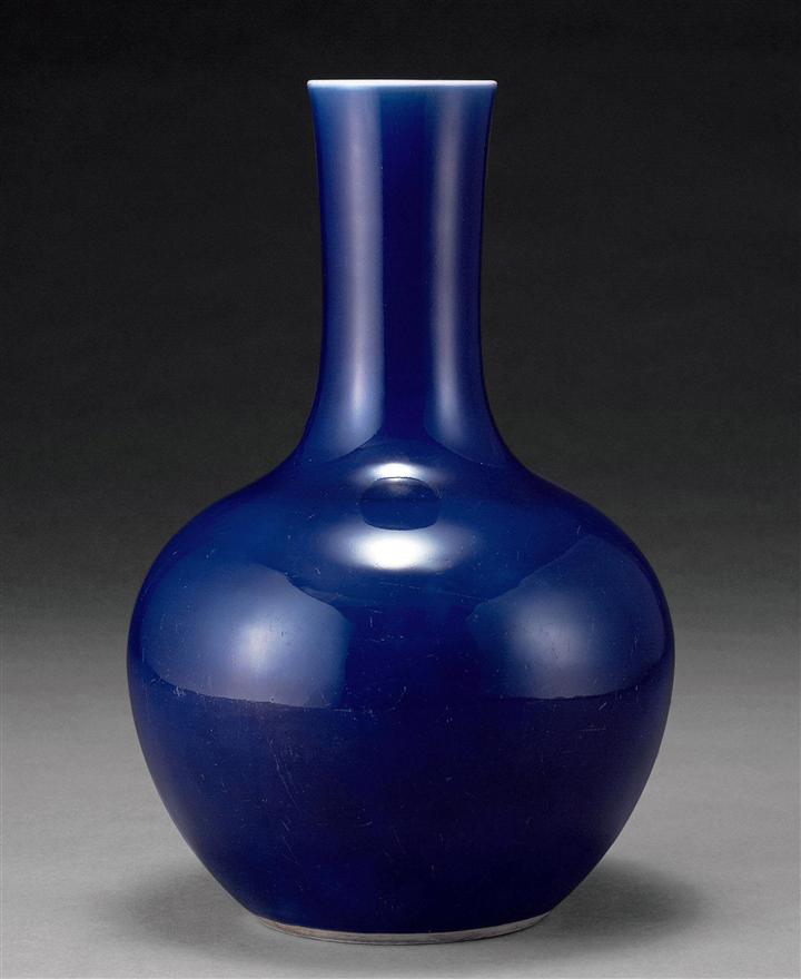 宣德霁蓝釉瓷器多为单一色釉,也有少部分刻画暗花的,另有蓝釉白花的